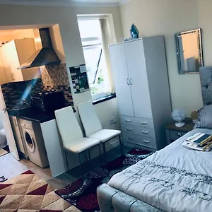 Self-contained Studio Flat Bathrooms Kitchens Upgrade Locations To Centre 15 Minutes Walking Distance Universities Queen Hospitals Hospitals Nottingham